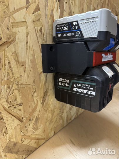 Настенный держатель АКБ Makita 18v LXT