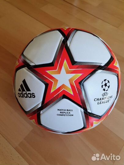 Профессиональный футбольный мяч Adidas лч