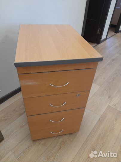 Офисная мебель компл. Б/У 2стола, 3тумбы,3кресла