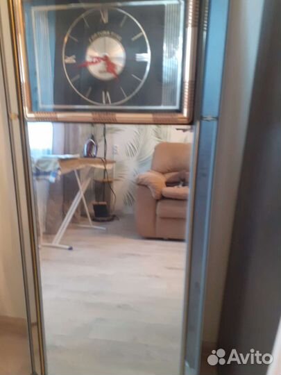 Зеркало с часами