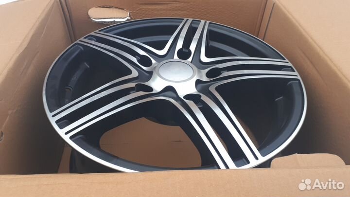 Новые Akina 8х17 PCD 5x150 DIA 110 ET60