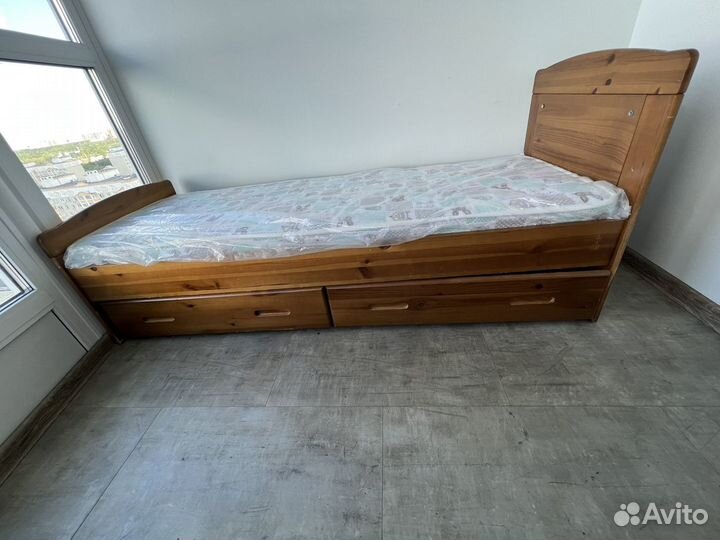 Детская кровать с матрасом и наматрасником