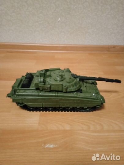 Танк игрушка
