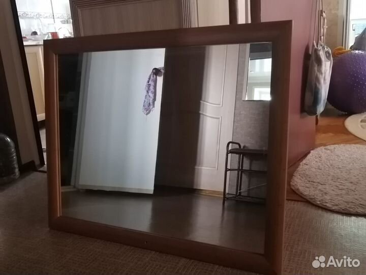 Зеркало настенное в деревянной раме