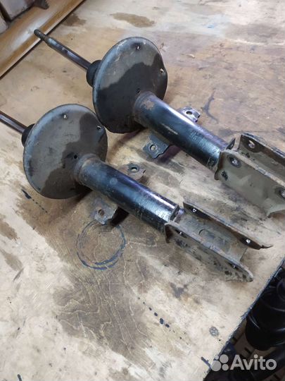 Стойки амортизаторов на Рено дастер оригинал