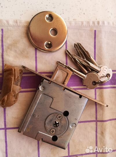 Замок дверной в описании