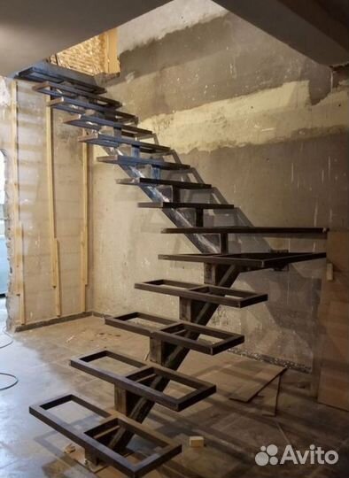 Металлическая лестница на монокосоуре