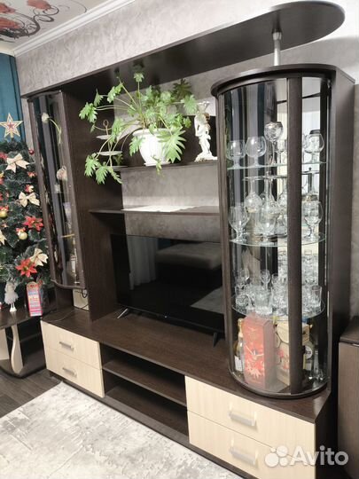 Стенка с вращающимся баром