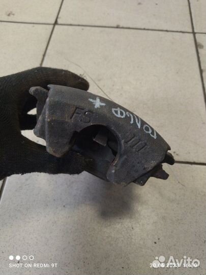 Суппорт тормозной передний правый Volkswagen Golf