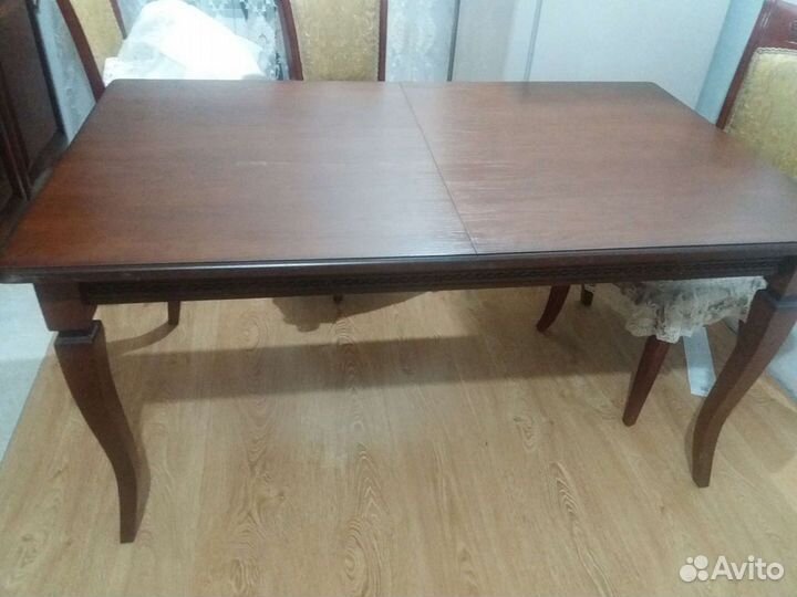 Обеденный стол