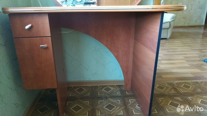 Туалетный столик с зеркалом