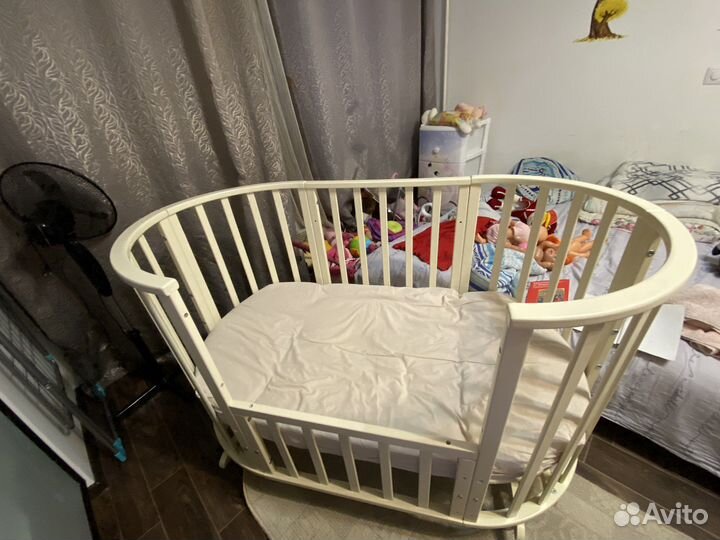 Детская кроватка с маятником