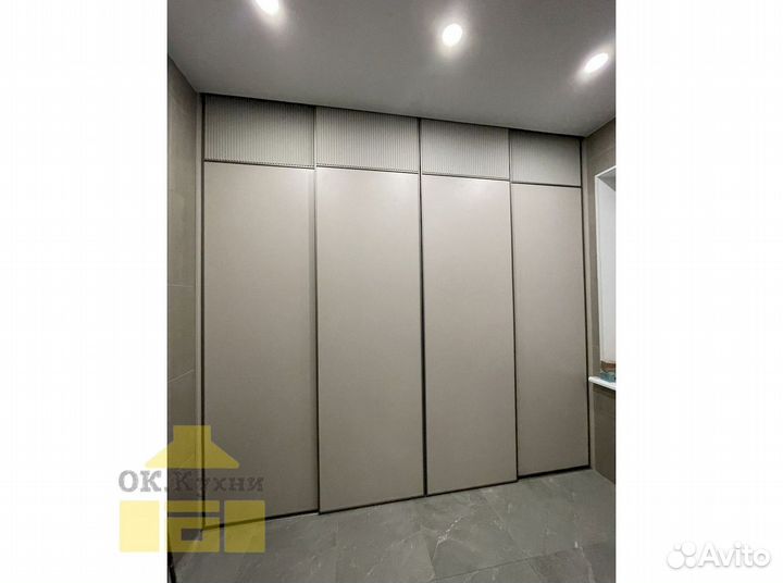 Дверный шкаф