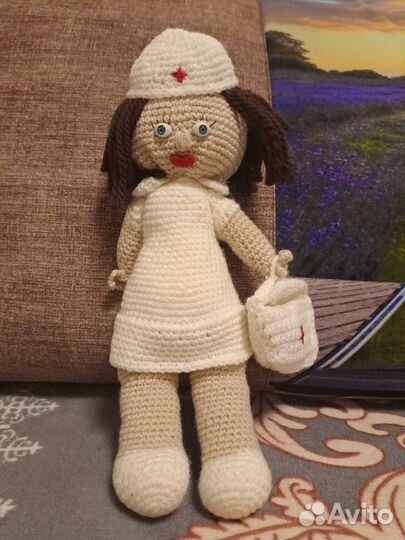 Вязаная игрушка медсестра