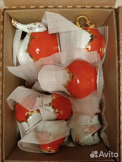 Фарфоровый чайный сервиз 