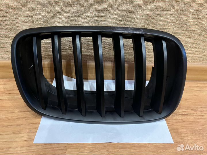 Решетка радиатора правая на BMW X6 E71 и X5 E70