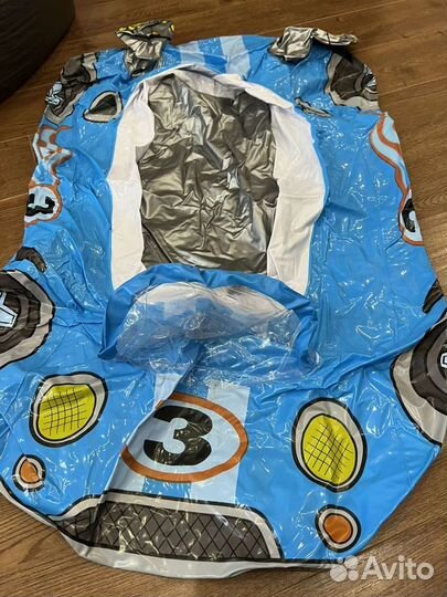 Надувные игрушки на море в бассеин