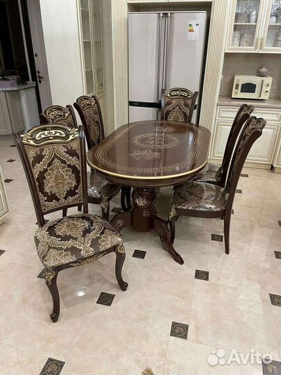 Кухонный стол и стулья в хорошем
