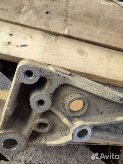 Кронштейн подрамника Vag