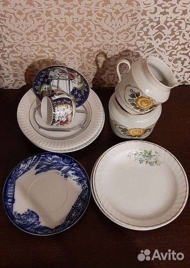 Тарелки блюдца молочник сахарница кофейная пара