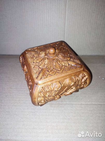 Деревянная шкатулка