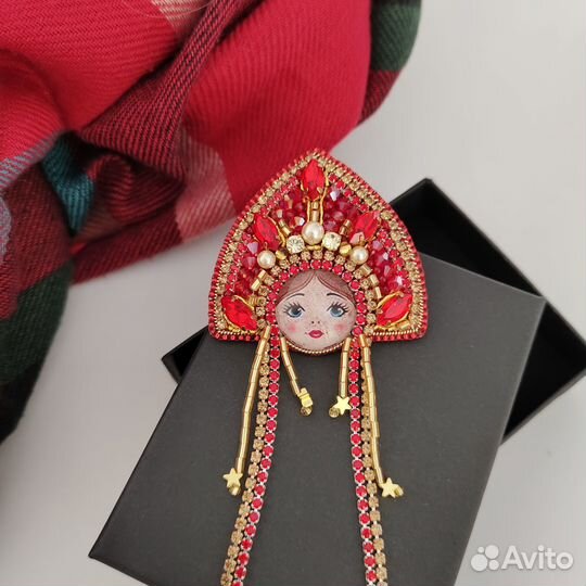 Брошь матрешка, патриотическая брошь из бисера