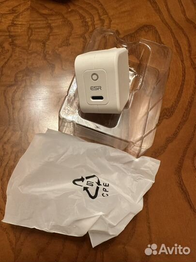 Зарядка ESR 20W mini PD charger