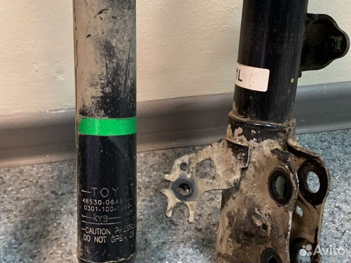 Toyota Camry 70 Амортизатор задний левый правый
