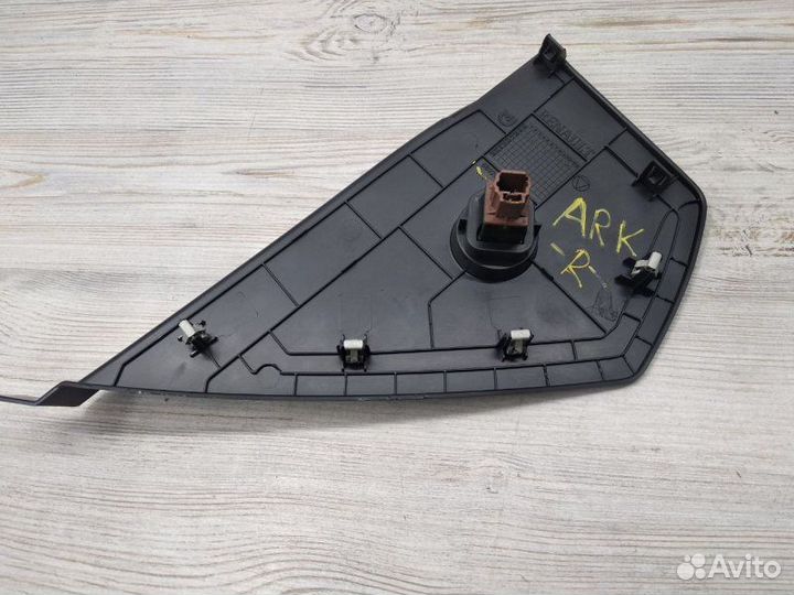 Накладка (кузов внутри) правая Renault Arkana