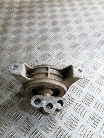 Опора двигателя передняя правая Opel Astra H L69