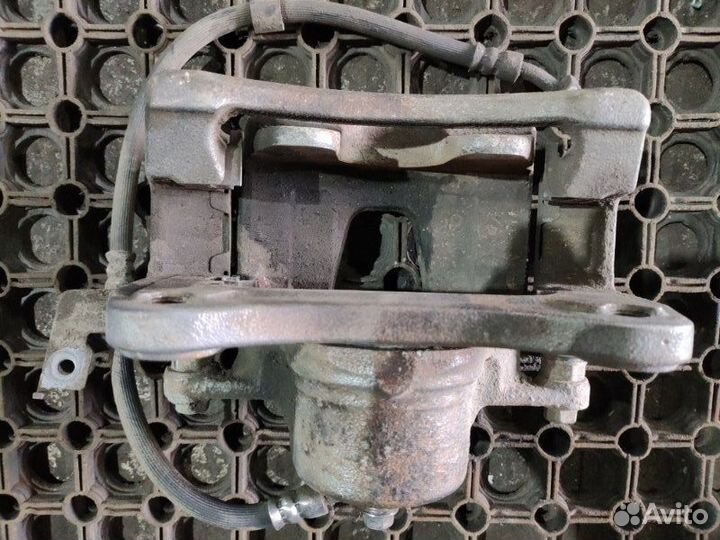 Суппорт тормозной передний левый Genesis G70 седан