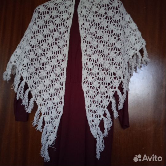Шаль шерстяная белая ручной вязки