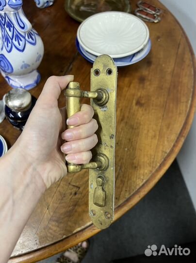 Старинная латунная ручка, левая