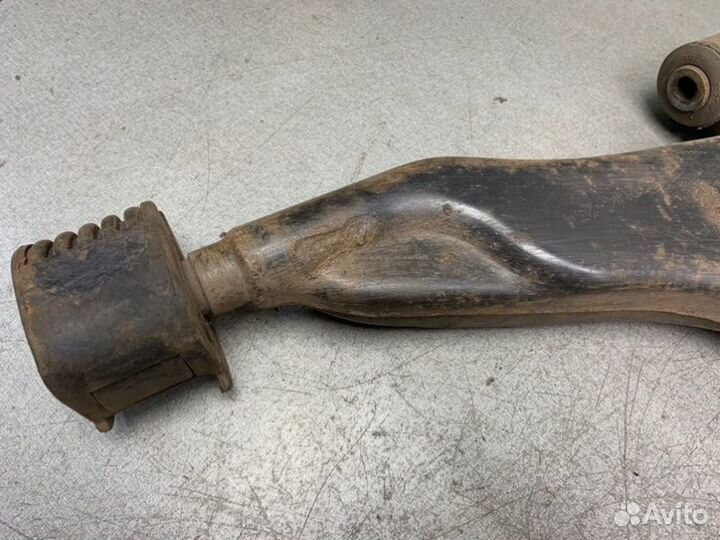 Рычаг передний правый Mitsubishi Carisma седан 1.6