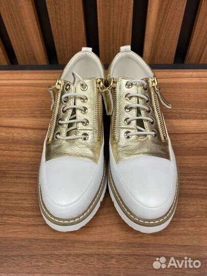 Кроссовки женские