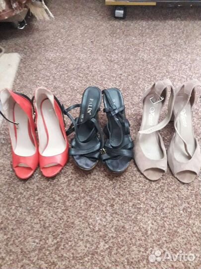 Много разной обуви