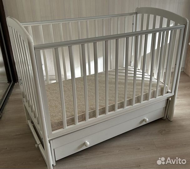 Детская кроватка с поперечным маятником