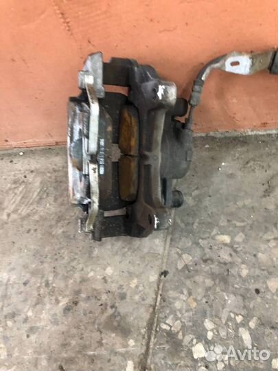 Суппорт передний левый Volvo XC90