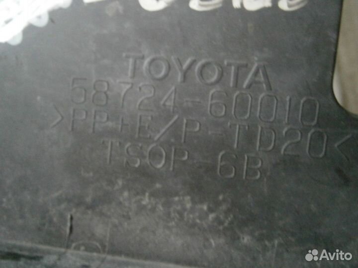 Пыльник бампера задний левый Toyota Land Cruiser 2