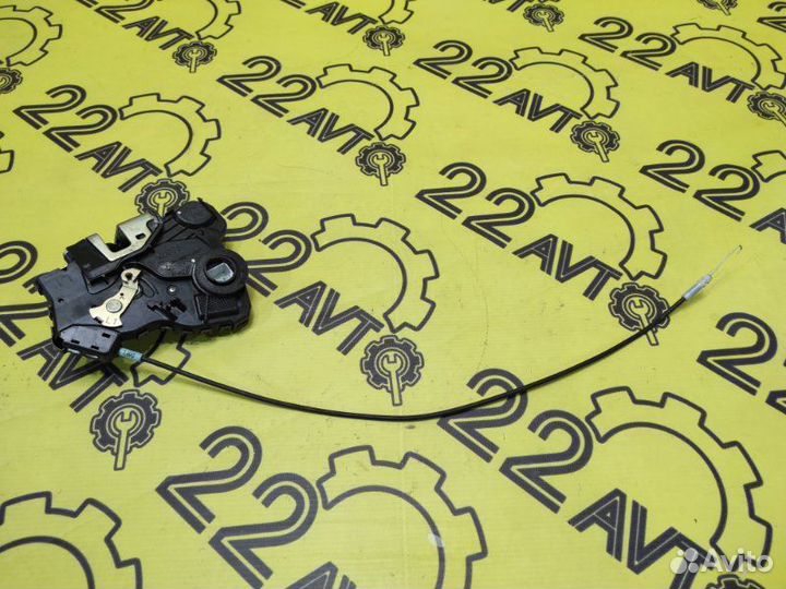 Замок двери передний левый Toyota Noah AZR60