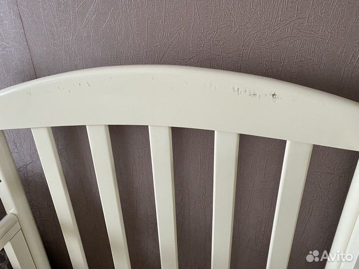 Детская кроватка с маятником