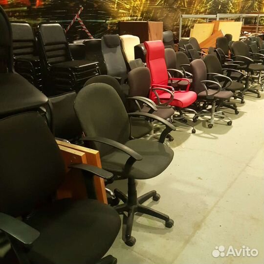 Много офисных кресел бу