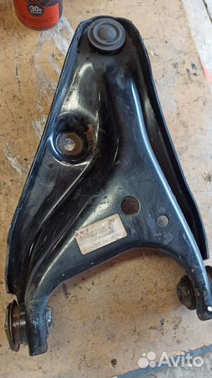Передний правый рычаг Лада largus