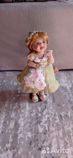 Кукла фарфоровая