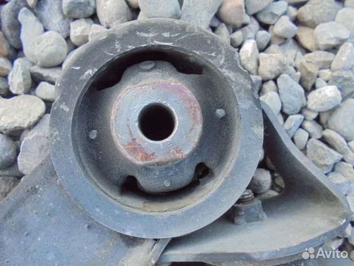 Крепление редуктора Toyota Corolla Fielder NZE124