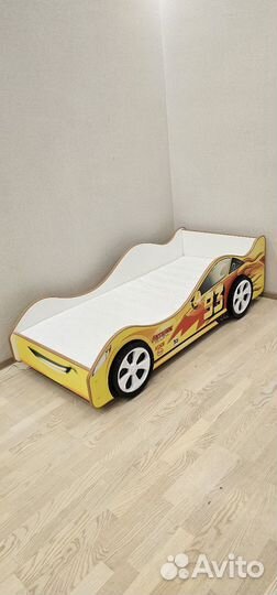 Детская кровать машинка