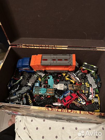 Коробка с машинуами хот вилс