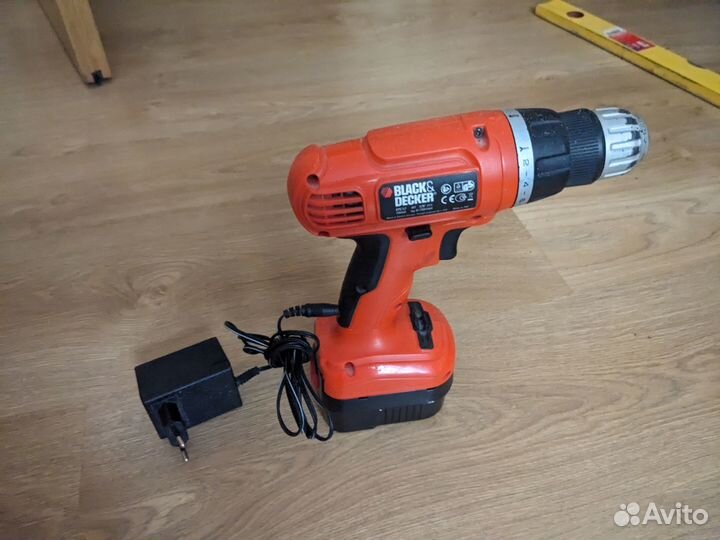 Шуруповерт Black decker 12v