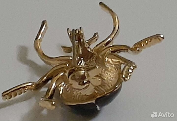 Брошь в виде жука