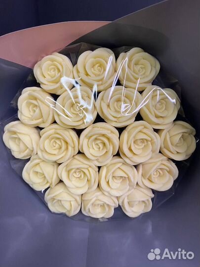 Композиция из 19 белых роз